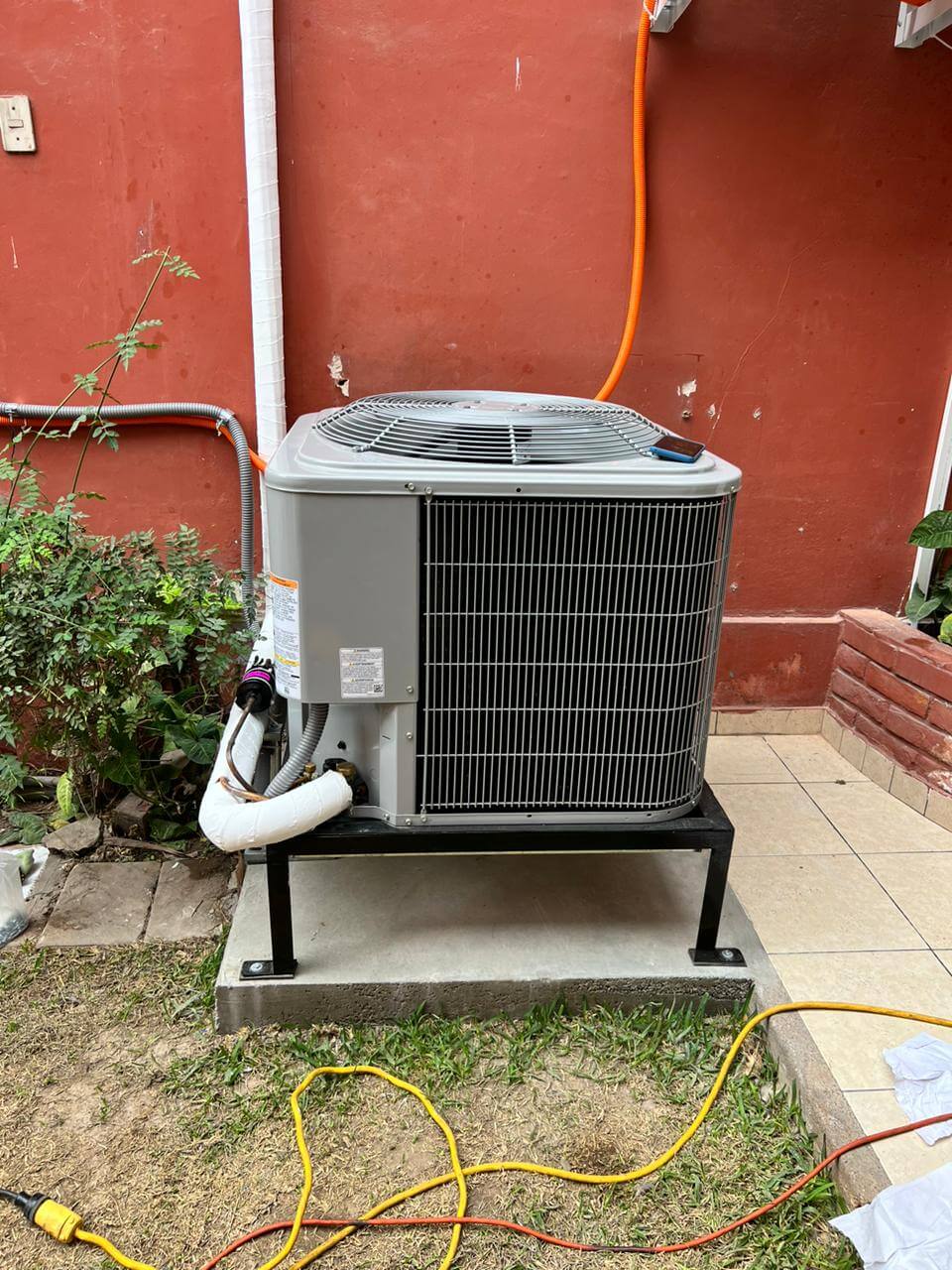 Equipo de aire acondicionado en instalación técnica